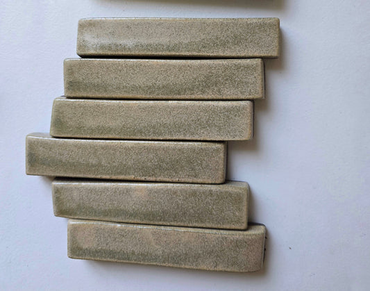 Poggiaposate artigianali in gres chiaro, smaltato in verde . Set da 6 pezzi