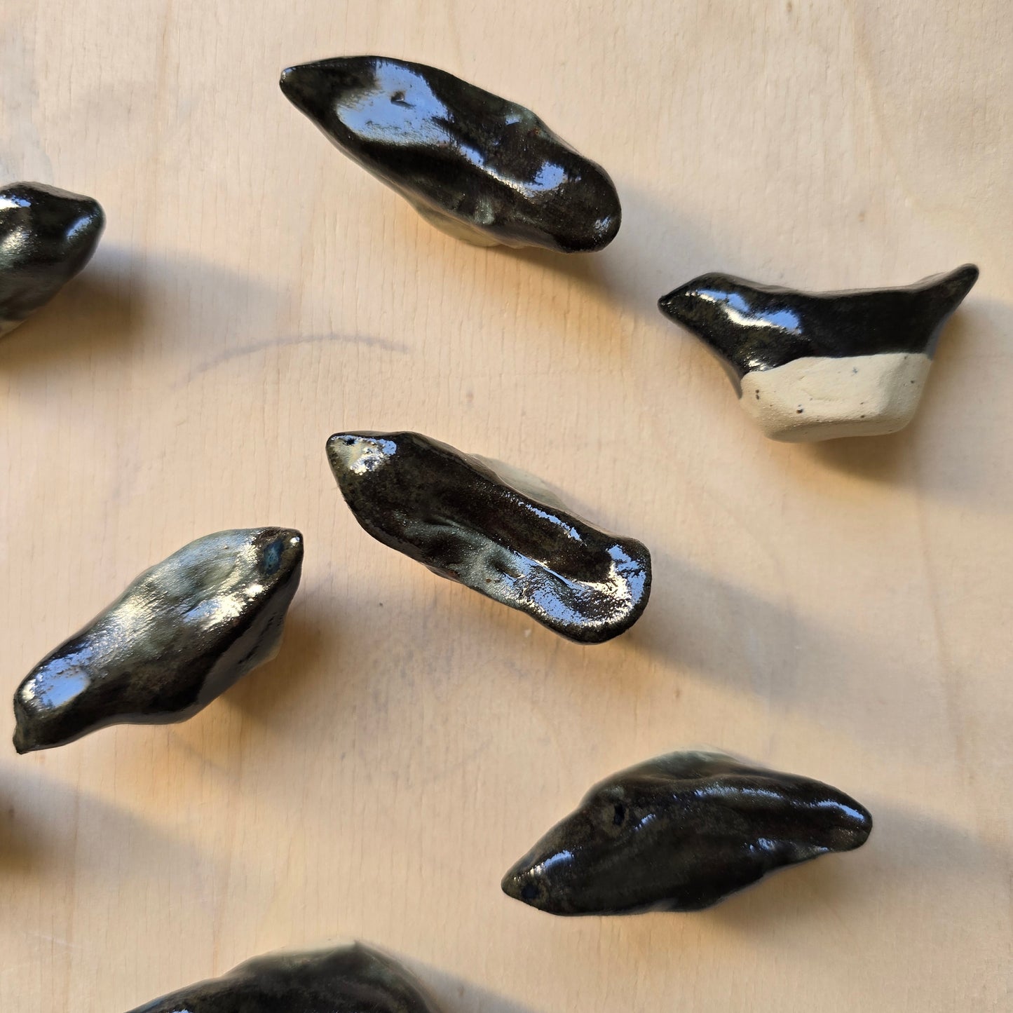 Poggia bacchette UCCELLINO a forma di uccellino in gres puntinato.
