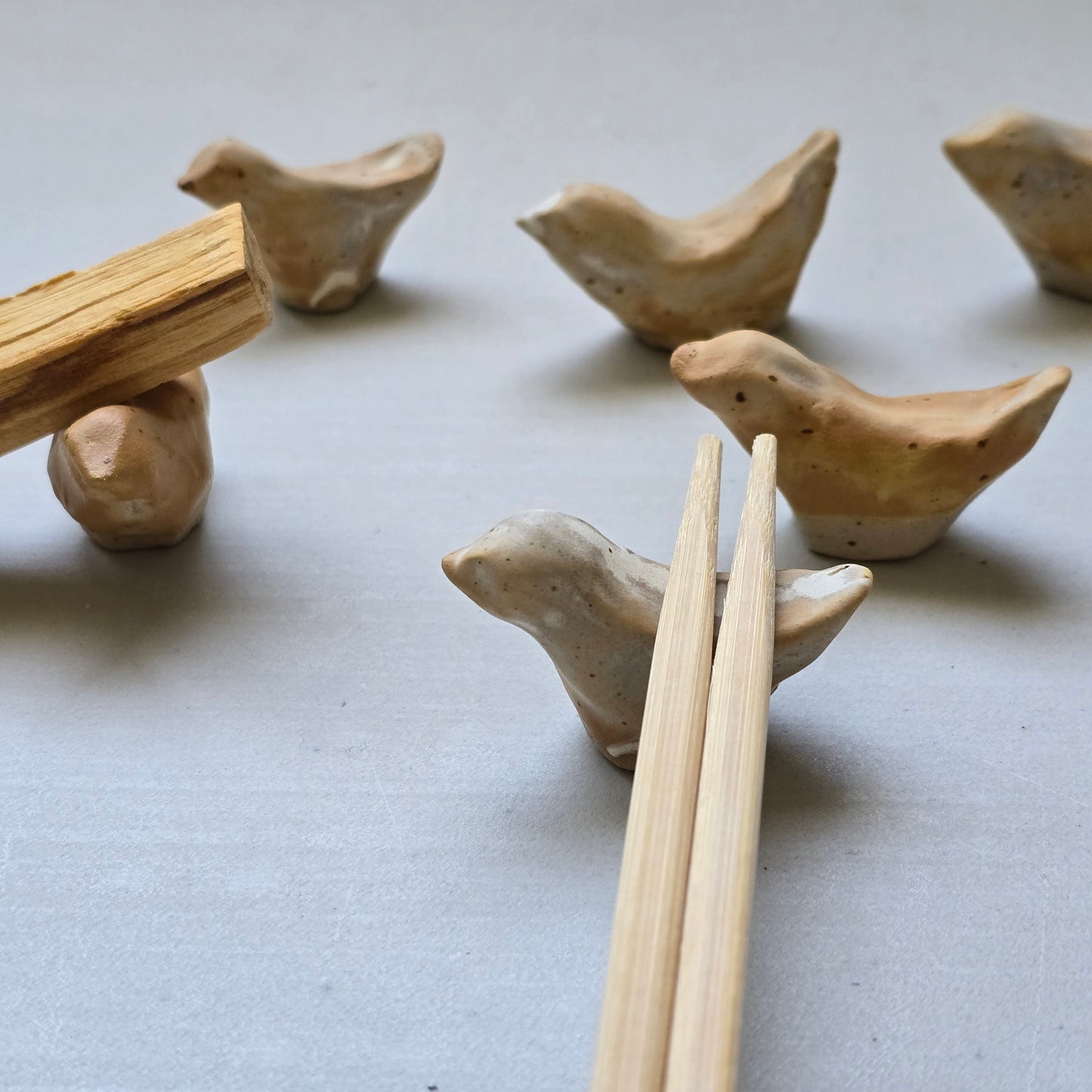 Poggia bacchette UCCELLINO a forma di uccellino in gres puntinato.