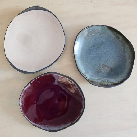 PRE ORDER Piatto “Luna di Terra” – gres nero fatto a mano forma organica smaltato in vari colori