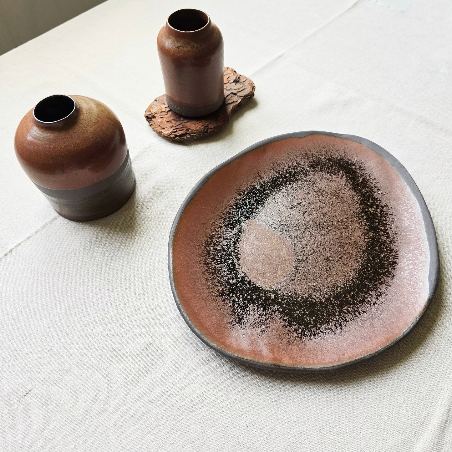 PRE ORDER Piatto “Luna di Terra” LINEA RUST– gres nero fatto a mano forma organica smaltato RUGGINE
