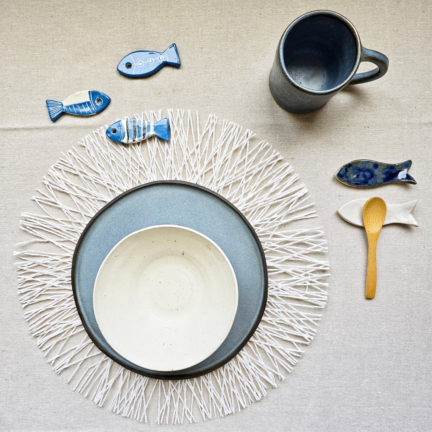 Poggiaposate artigianali a forma di pesce "I PESCI GUIZZANTI" . Set da 4 pezzi in gres smaltato blu