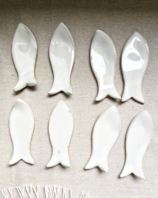 Poggiaposate artigianali a forma di pesce "I PESCI GUIZZANTI" . Set da 4 pezzi in gres smaltato bianco