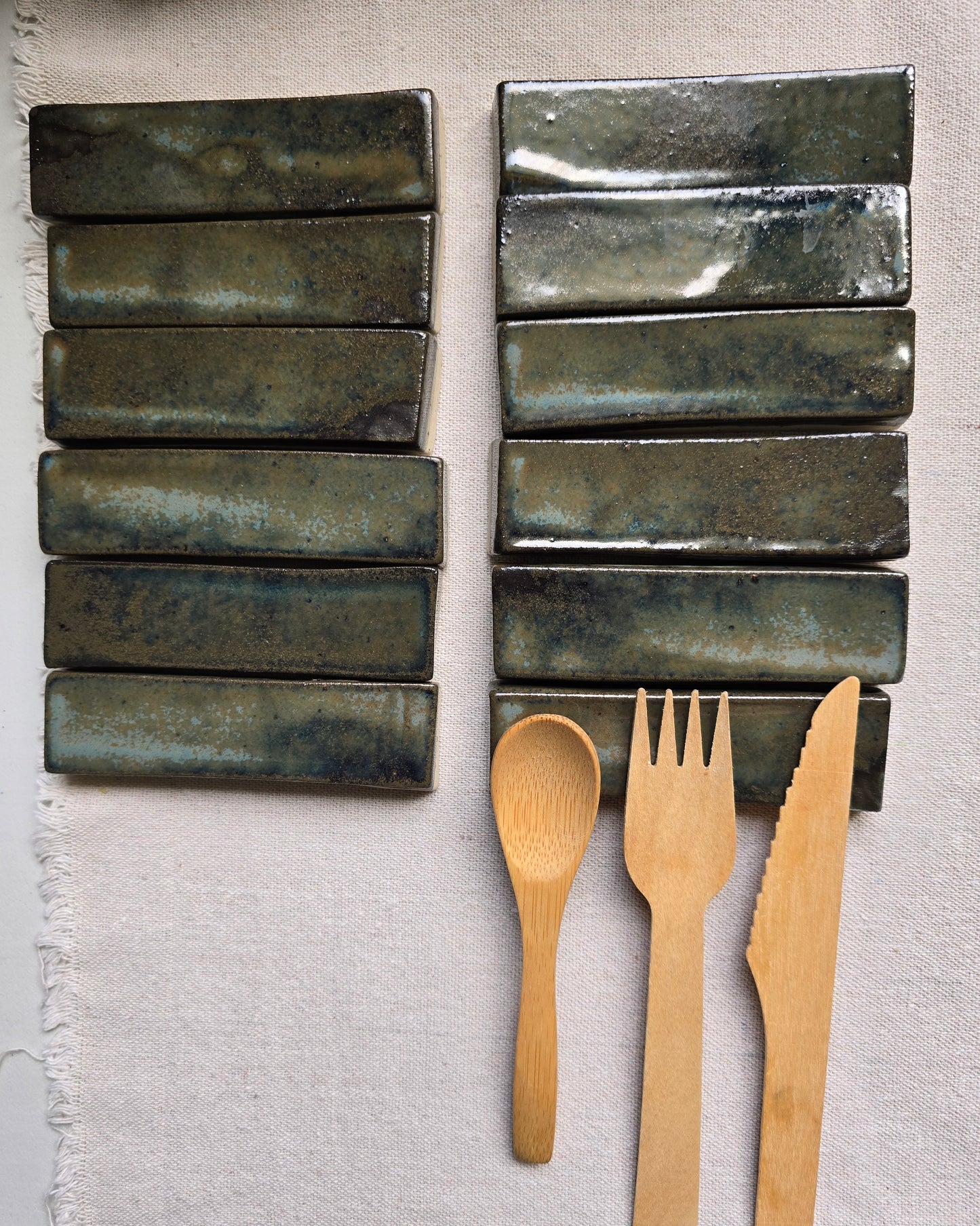 Poggiaposate artigianali in gres chiaro, smaltato in grigio variegato . Set da 6 pezzi