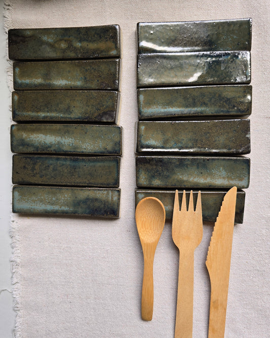 Poggiaposate artigianali in gres chiaro, smaltato in grigio variegato . Set da 6 pezzi