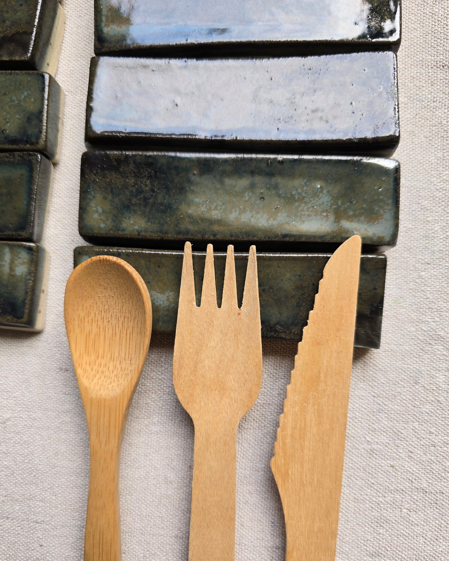 Poggiaposate artigianali in gres chiaro, smaltato in grigio variegato . Set da 6 pezzi