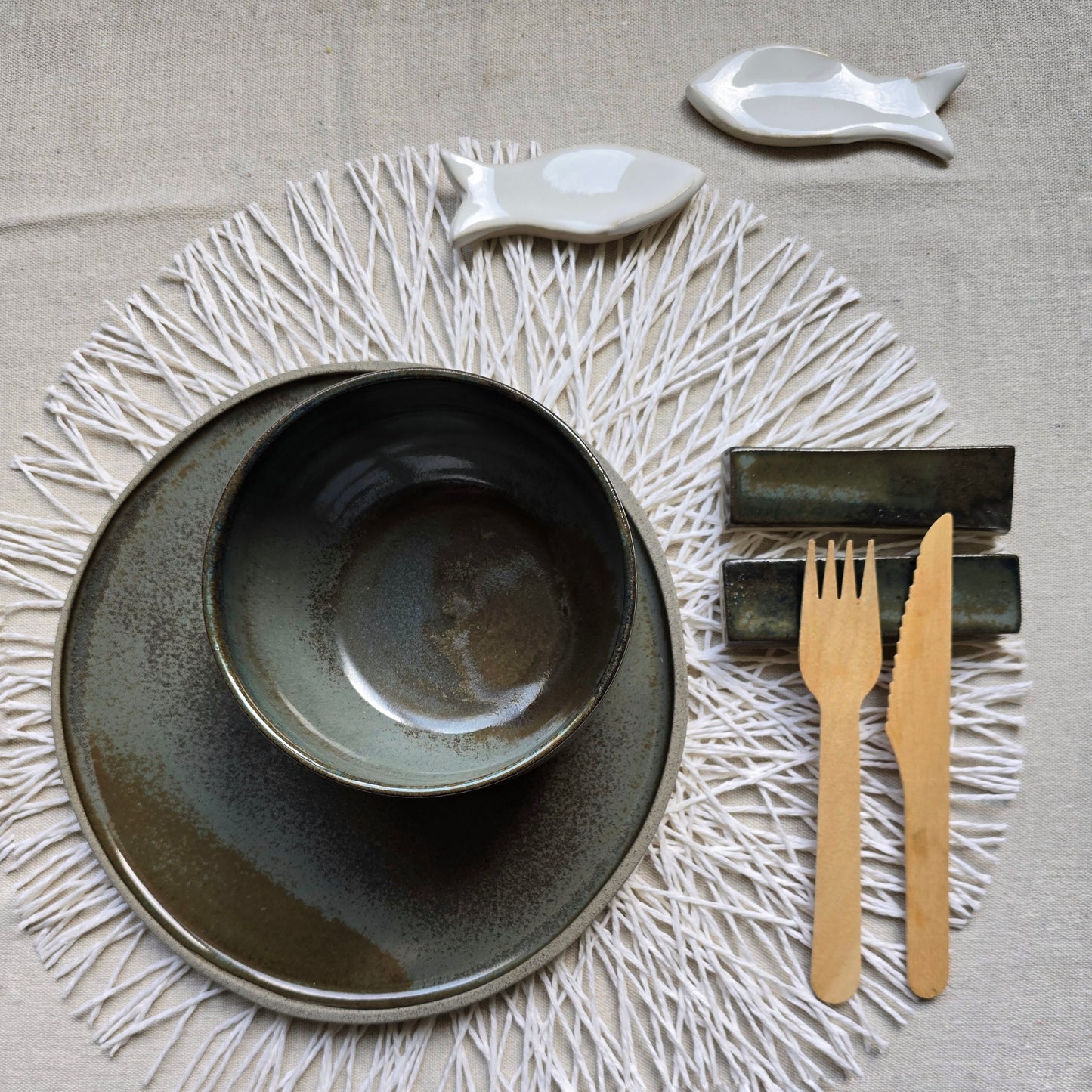 Poggiaposate artigianali in gres chiaro, smaltato in grigio variegato . Set da 6 pezzi