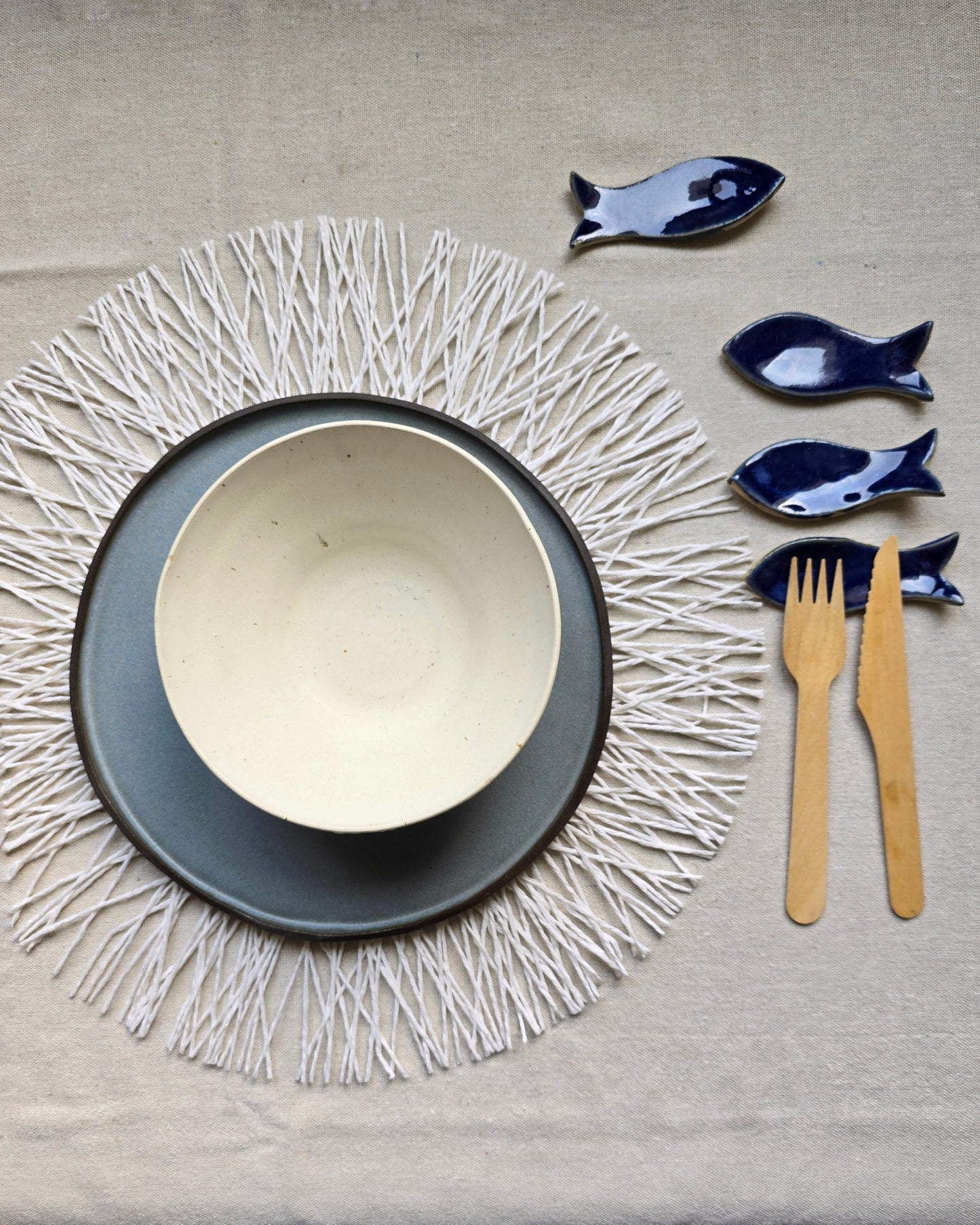 Poggiaposate artigianali a forma di pesce "I PESCI GUIZZANTI" . Set da 4 pezzi in gres smaltato blu