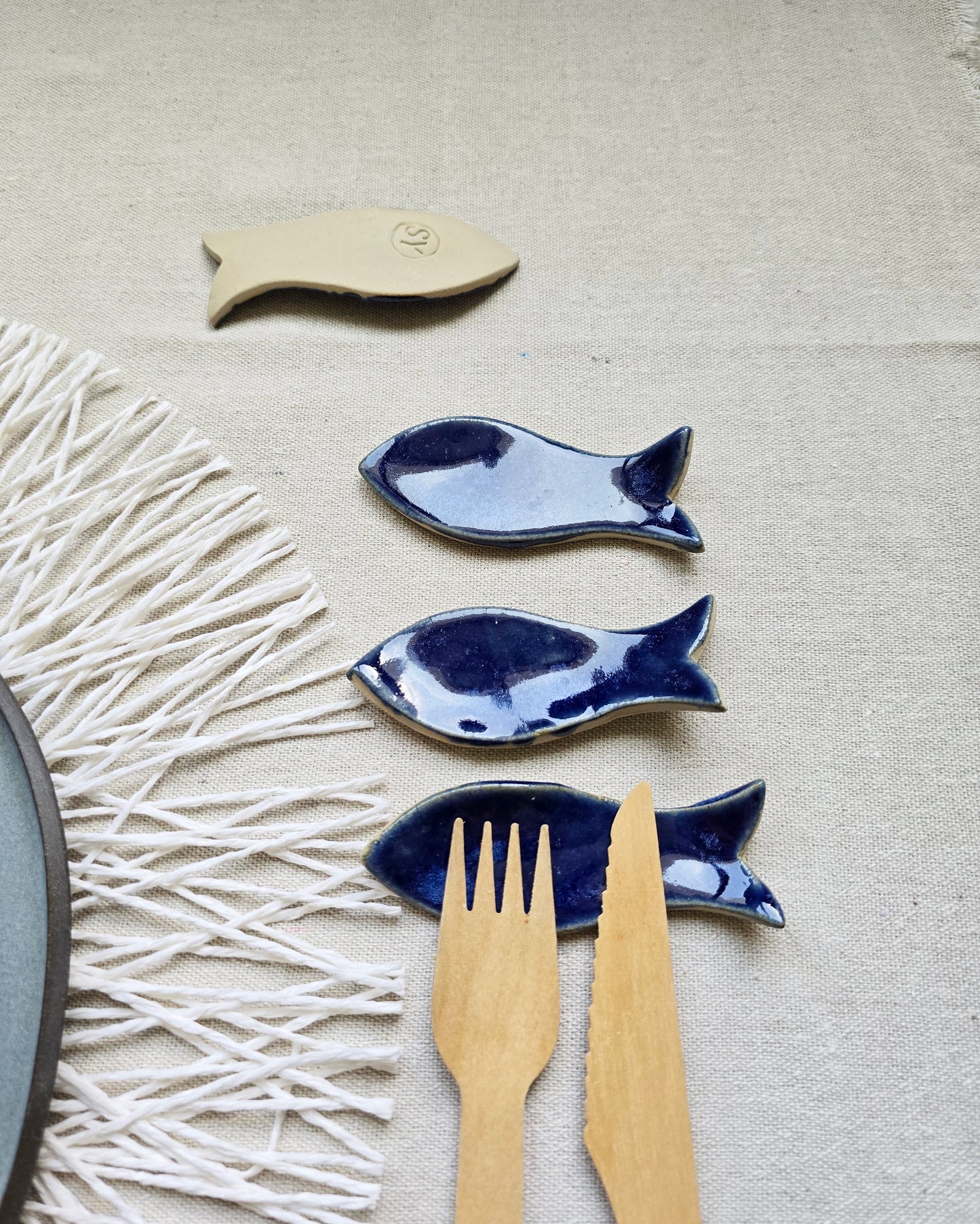 Poggiaposate artigianali a forma di pesce "I PESCI GUIZZANTI" . Set da 4 pezzi in gres smaltato blu
