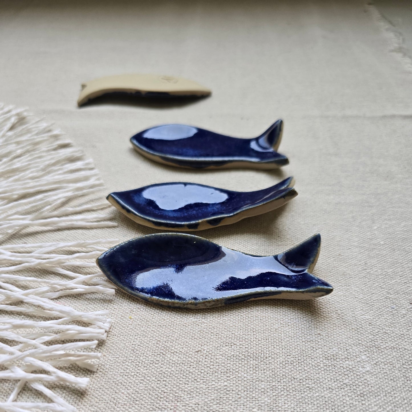 Poggiaposate artigianali a forma di pesce "I PESCI GUIZZANTI" . Set da 4 pezzi in gres smaltato blu
