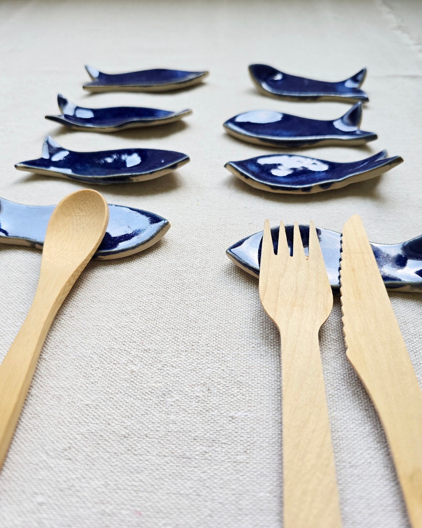 Poggiaposate artigianali a forma di pesce "I PESCI GUIZZANTI" . Set da 4 pezzi in gres smaltato blu