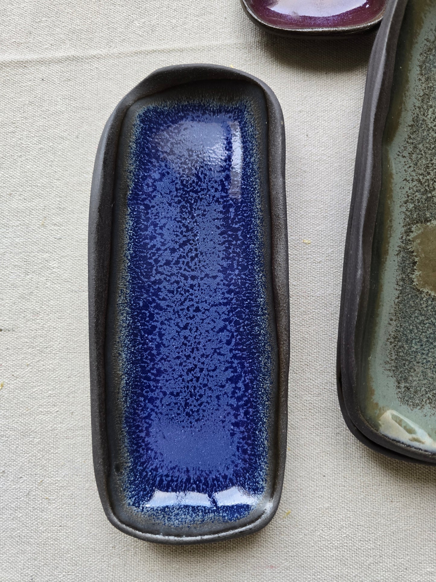 Piattini / Svuotatasche in gres nero di diversi colori di 18 x 7cm.