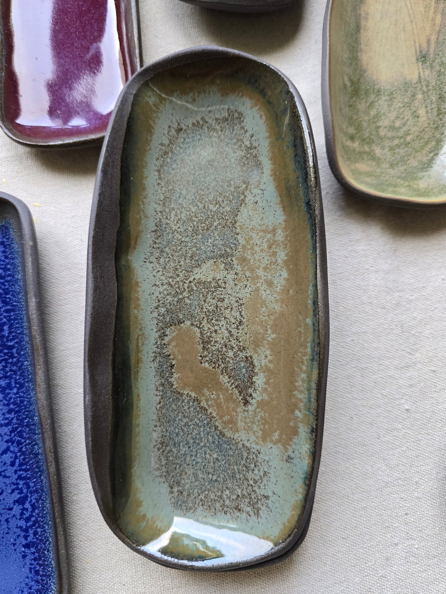 Piattini / Svuotatasche in gres nero di diversi colori di 18 x 7cm.