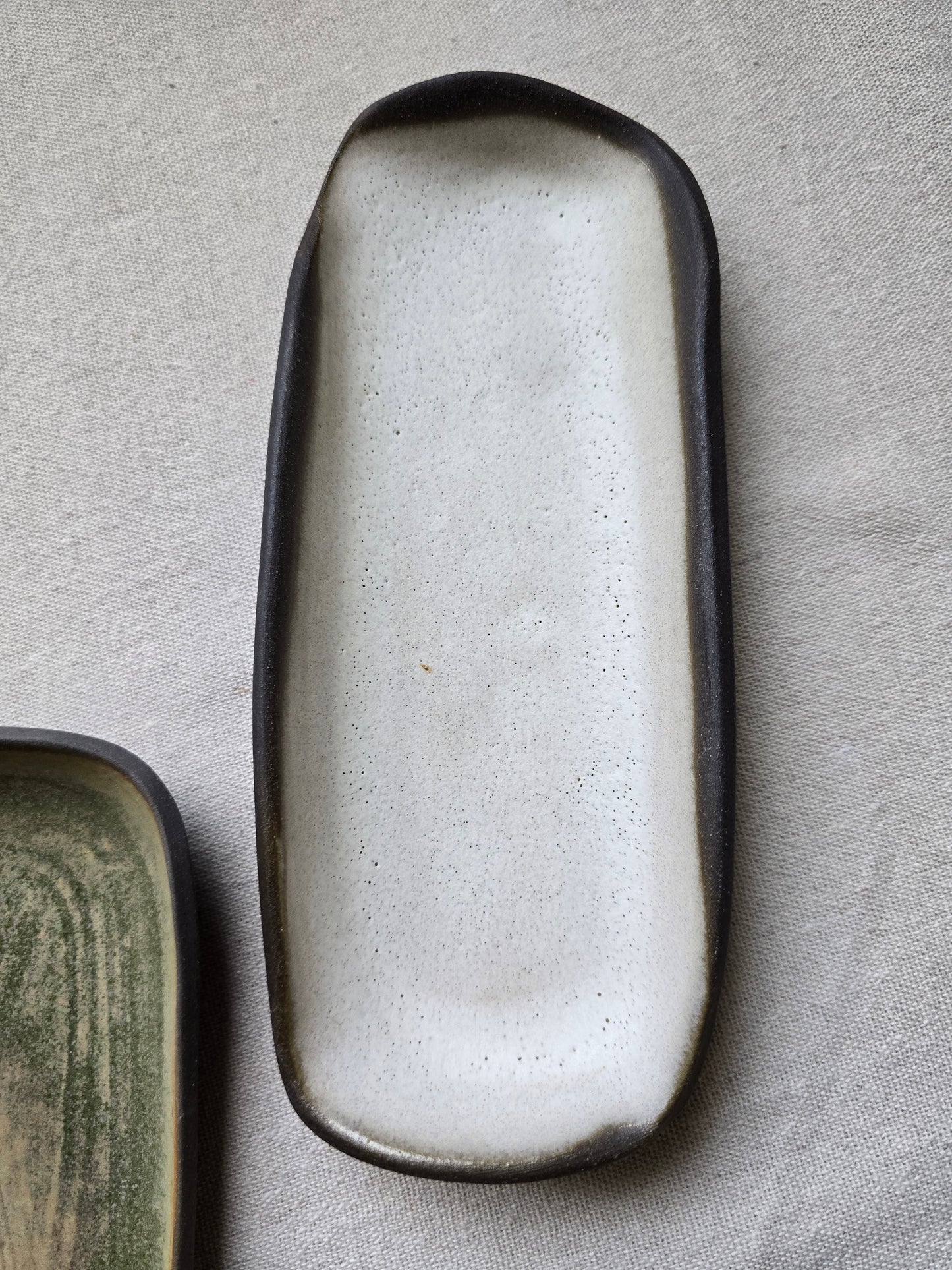 Piattini / Svuotatasche in gres nero di diversi colori di 18 x 7cm.