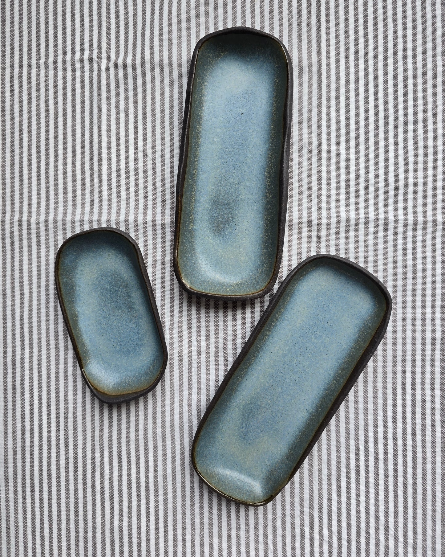 Piattini / Svuotatasche in gres nero di diversi colori di 18 x 7cm.