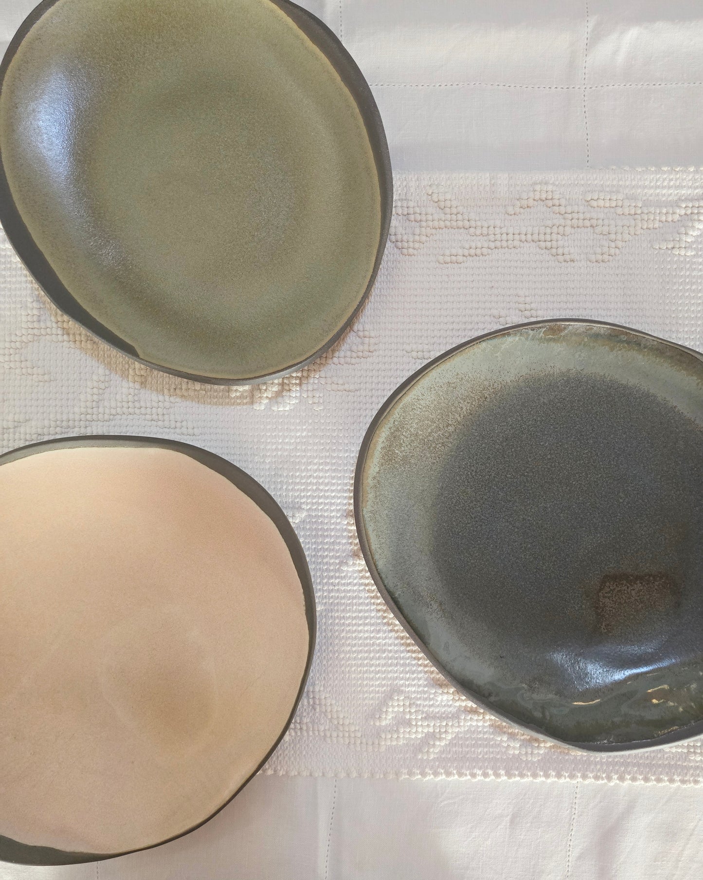 PRE ORDER Piatto “Luna di Terra” – gres nero fatto a mano forma organica smaltato in vari colori