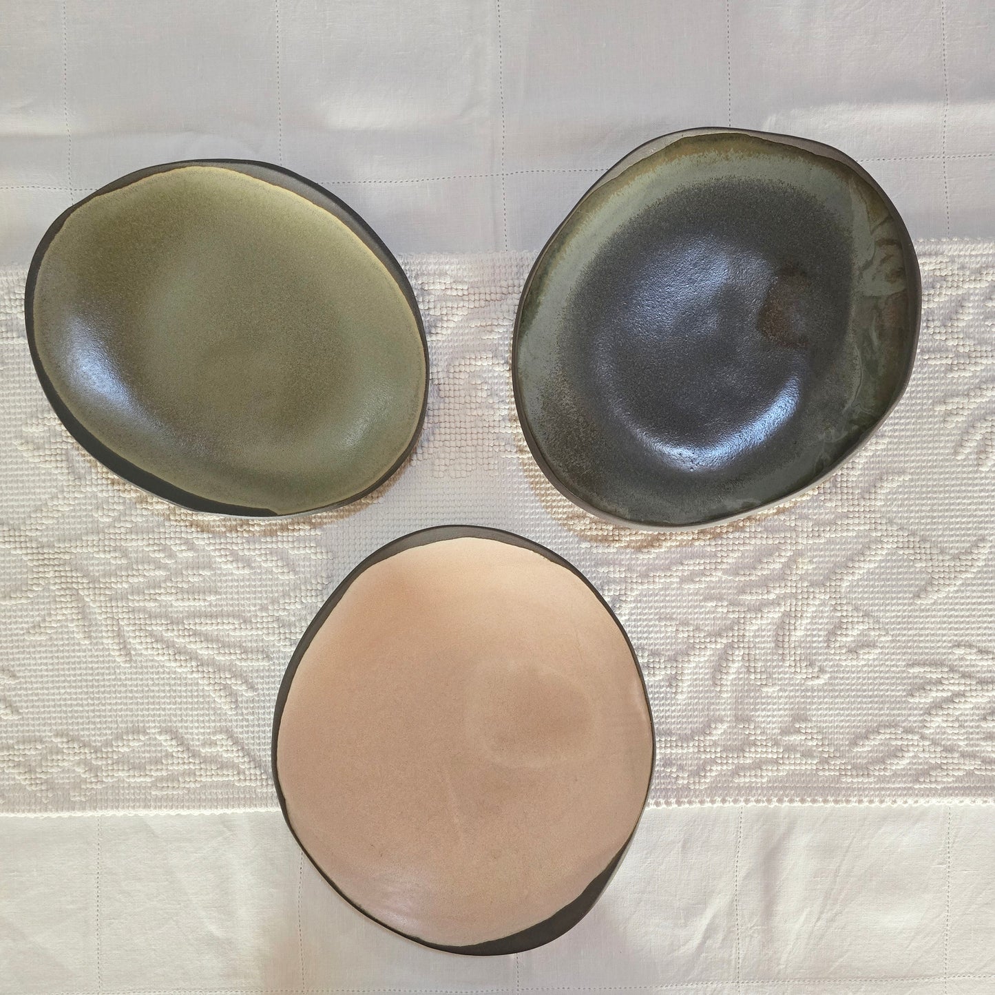 PRE ORDER Piatto “Luna di Terra” – gres nero fatto a mano forma organica smaltato in vari colori