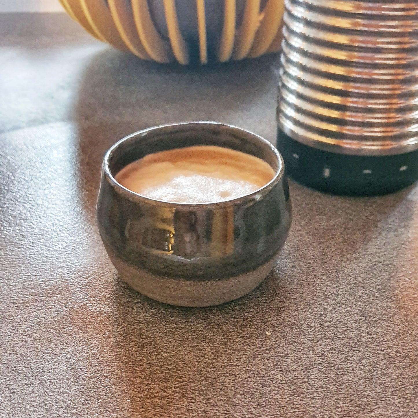 Tazza GG1 CAPPUCCINO in gres grigio , smaltata di blu/verde petrolio.