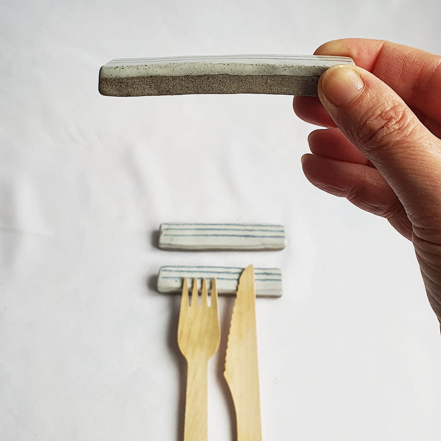 Poggia posate in gres grigio, smaltate in bianco a righe. Un ordine è costituito da 6 pezzi