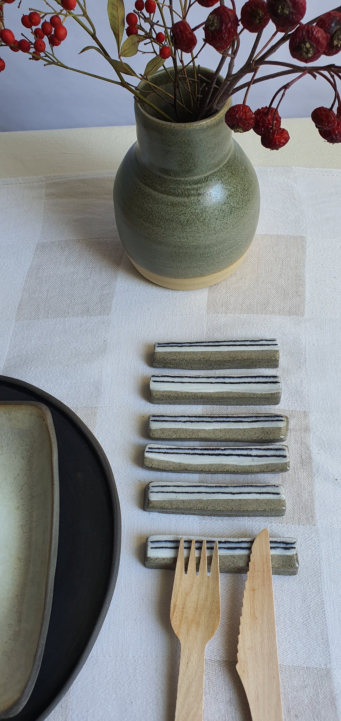 Poggia posate in gres grigio, smaltate in bianco a righe. Un ordine è costituito da 6 pezzi
