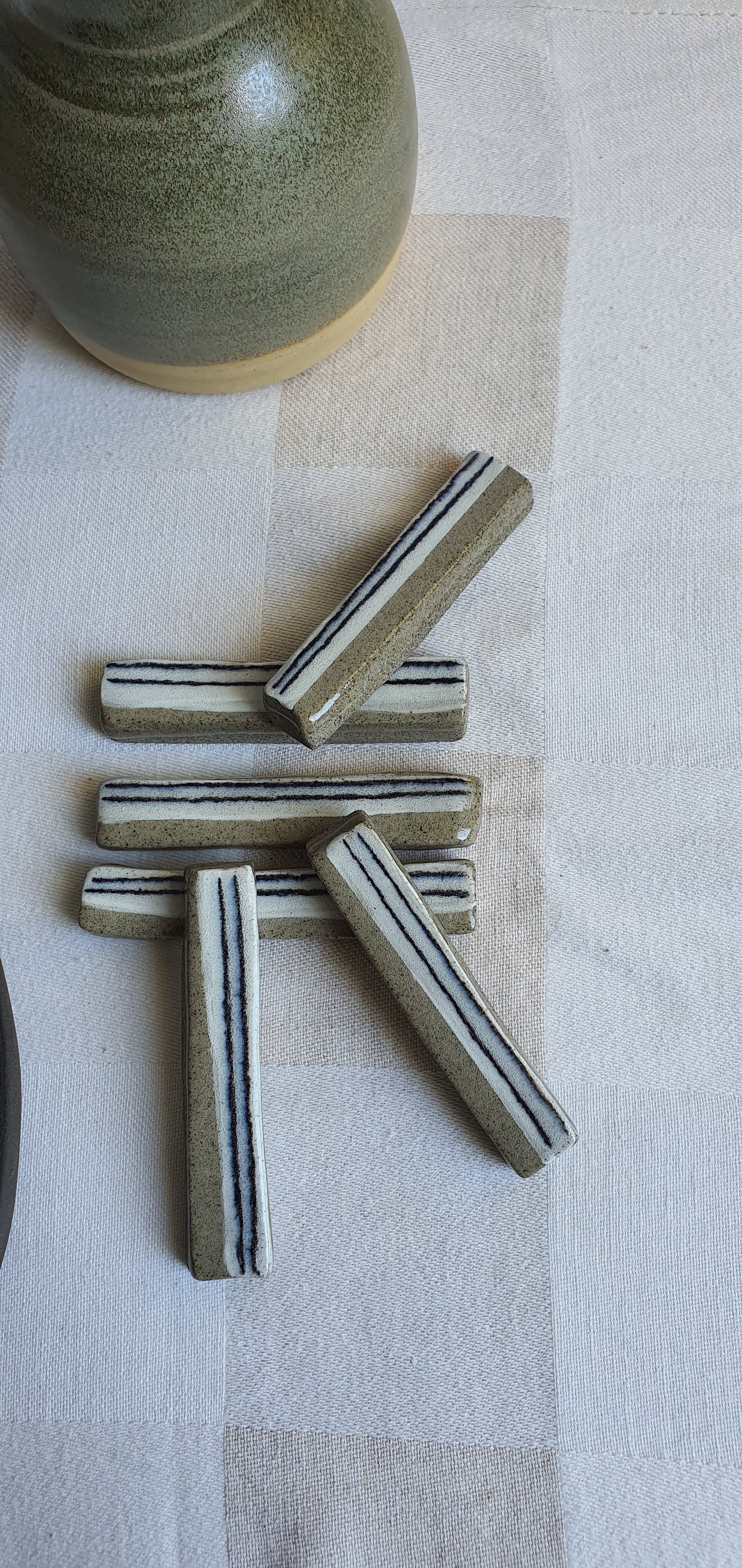 Poggia posate in gres grigio, smaltate in bianco a righe. Un ordine è costituito da 6 pezzi