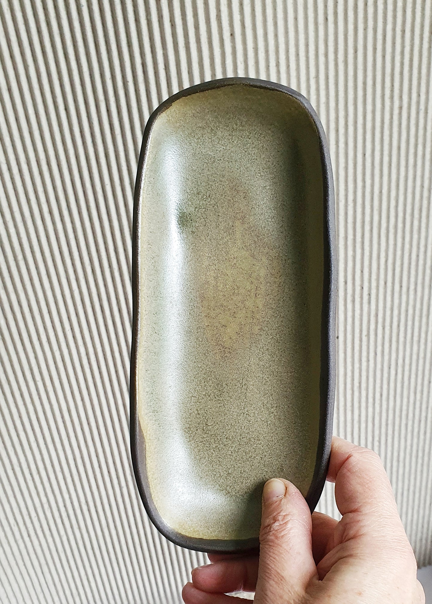 Svuotatasche in gres nero di diversi colori di 18 x 7cm.