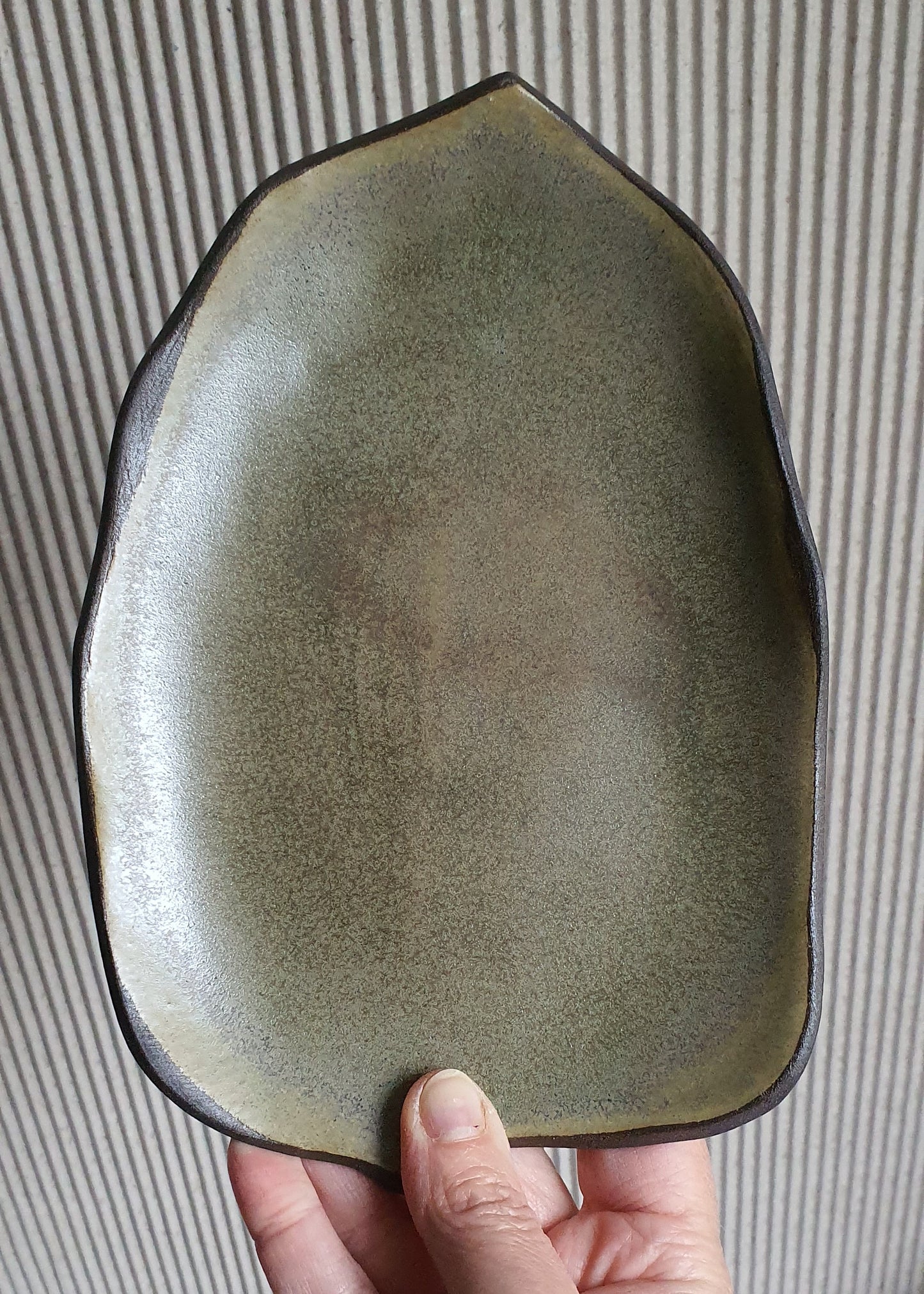 Piatti Foglia in gres nero, smaltati in vari colori