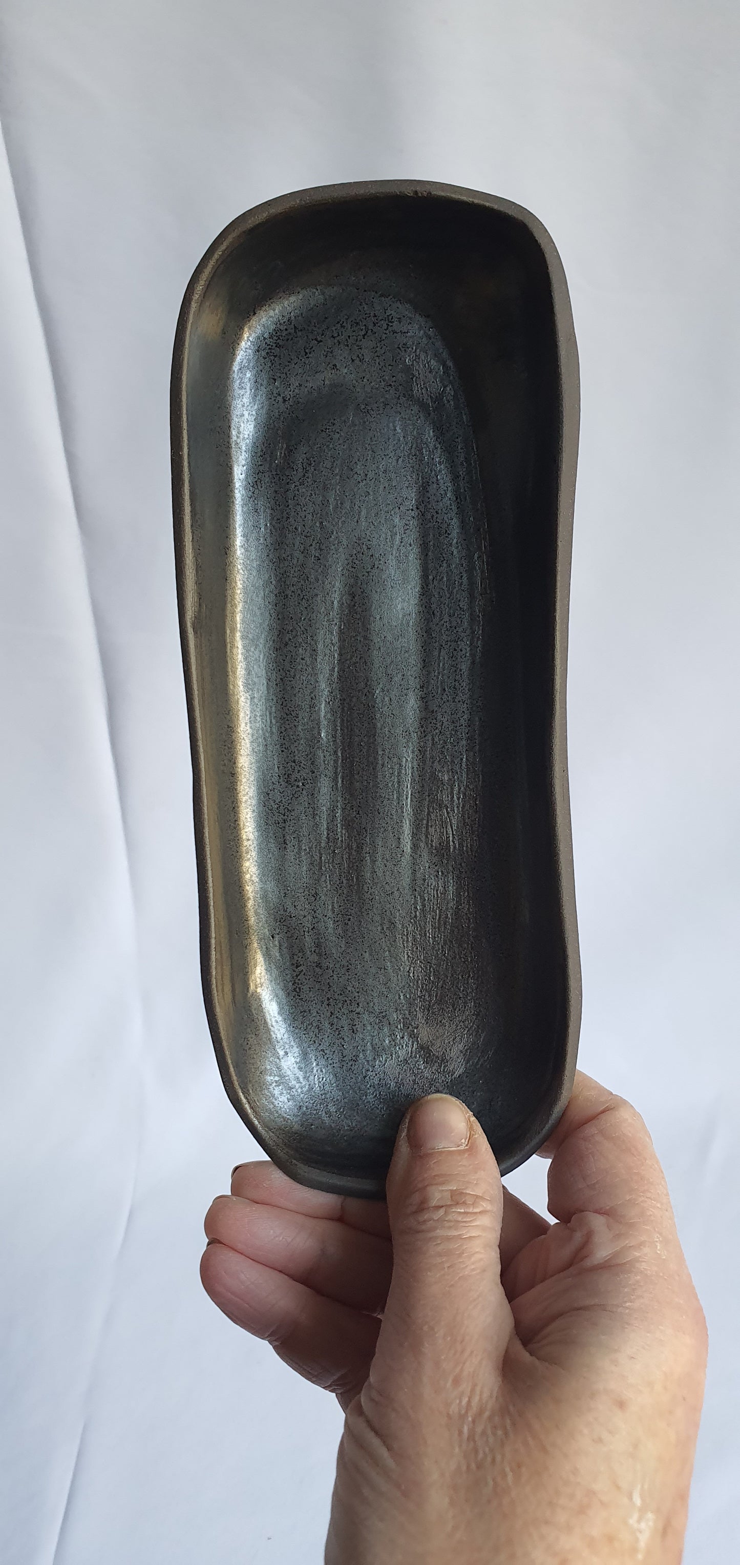 Svuotatasche in gres nero di diversi colori di 18 x 7cm.