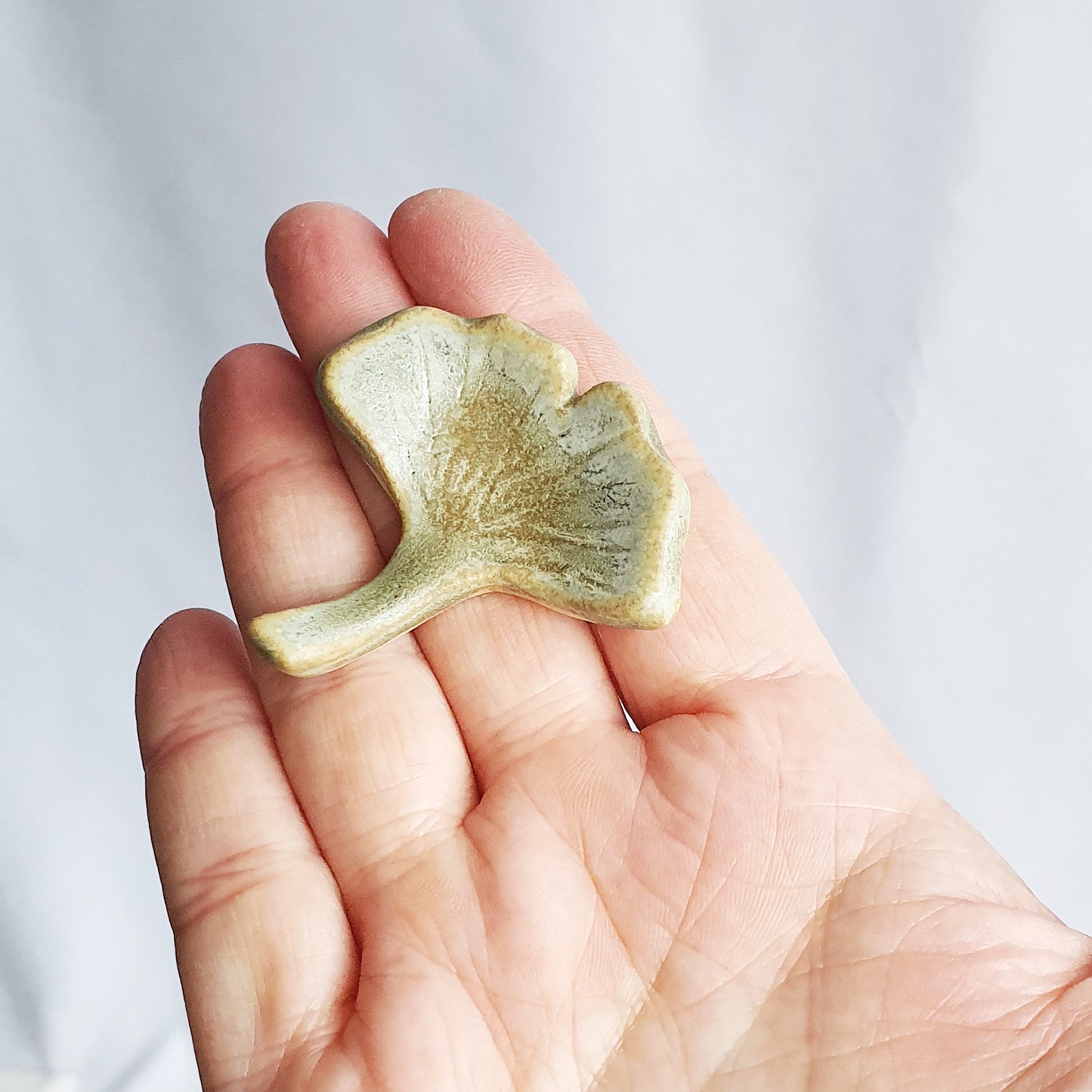 Poggia bacchette GINKO a forma di foglia di ginko biloba in gres porcellanato. Confezione da 6 pezzi