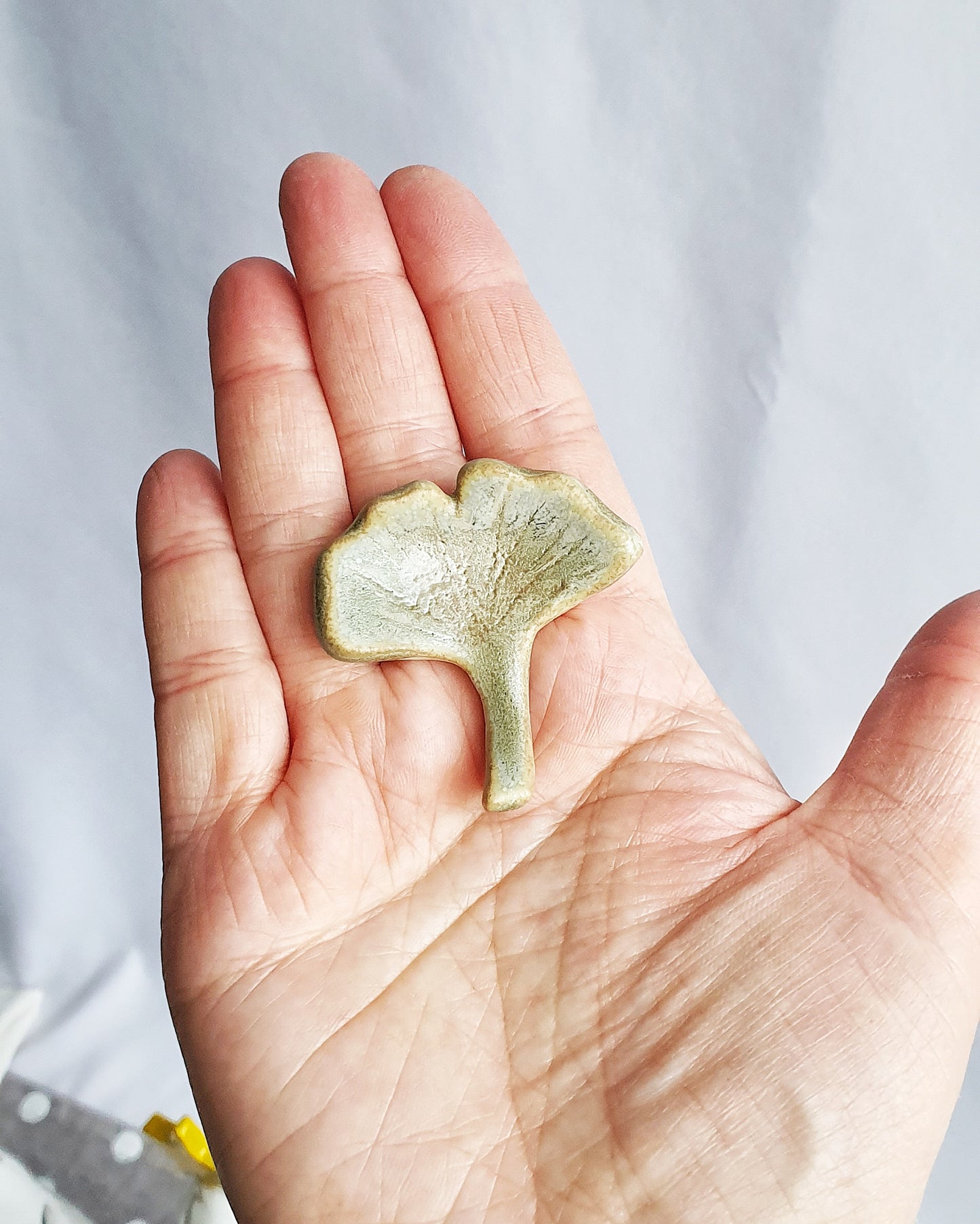 Poggia bacchette GINKO a forma di foglia di ginko biloba in gres porcellanato. Confezione da 6 pezzi