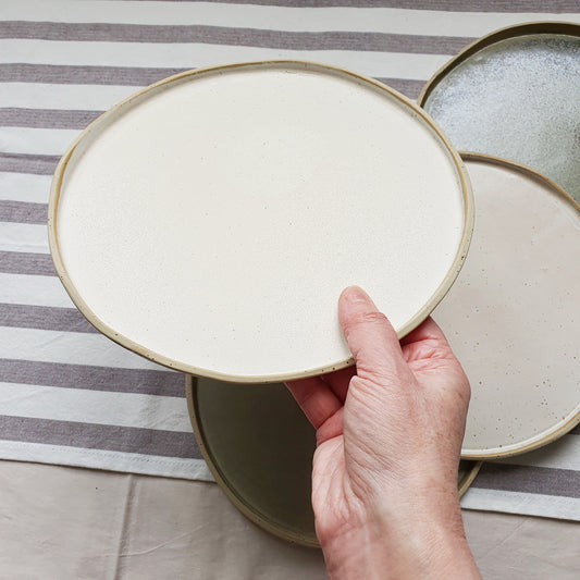 Piatto in gres puntinato chiaro smaltato internamente