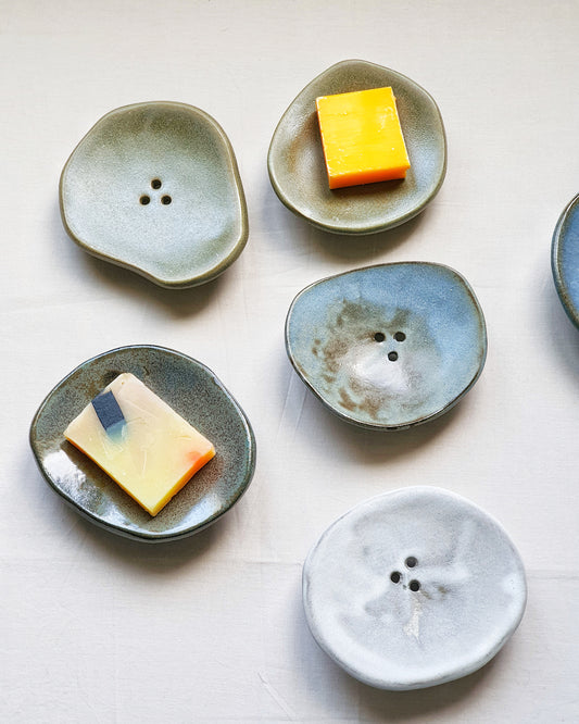 PORTA SAPONE di forma organica con piedini in gres nero di diversi colori