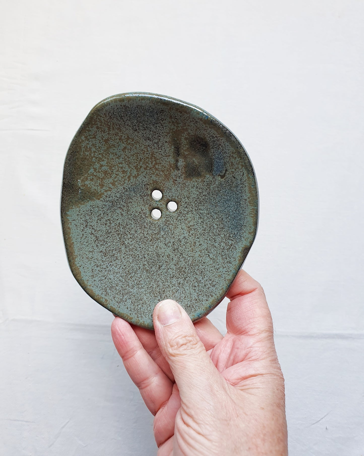 PORTA SAPONE di forma organica con piedini in gres nero di diversi colori e dimensioni