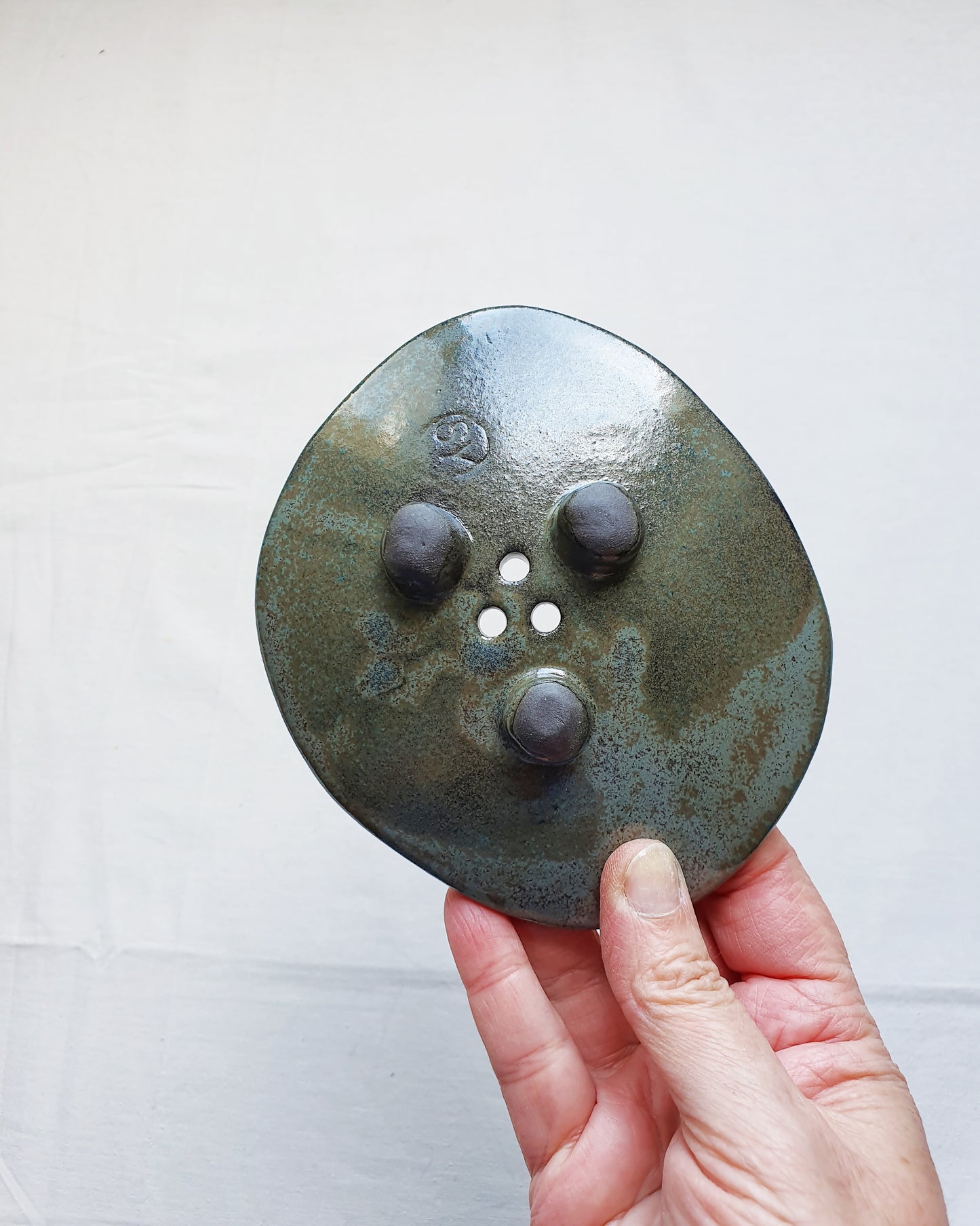 PORTA SAPONE di forma organica con piedini in gres nero di diversi colori e dimensioni