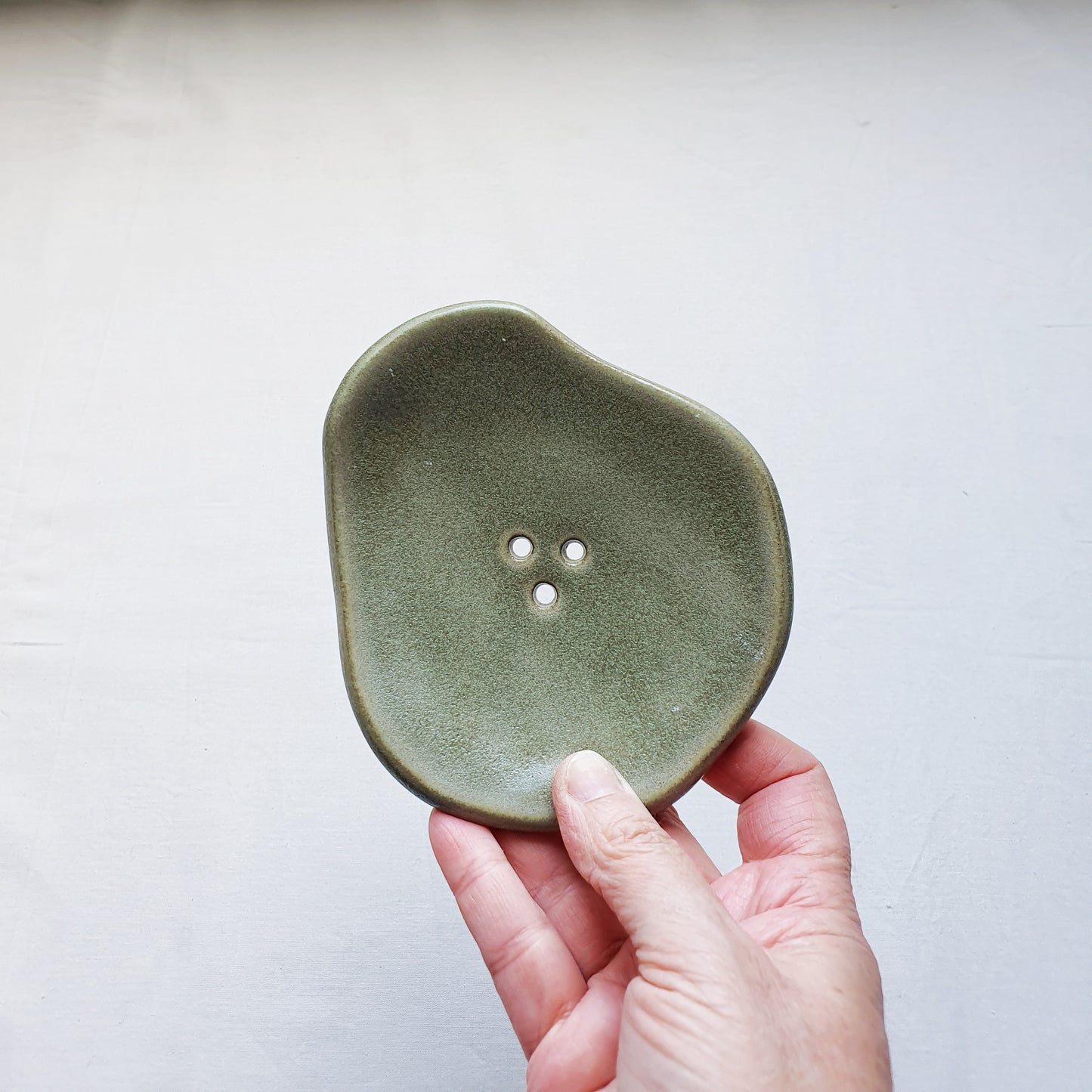 PORTA SAPONE di forma organica con piedini in gres nero di diversi colori e dimensioni
