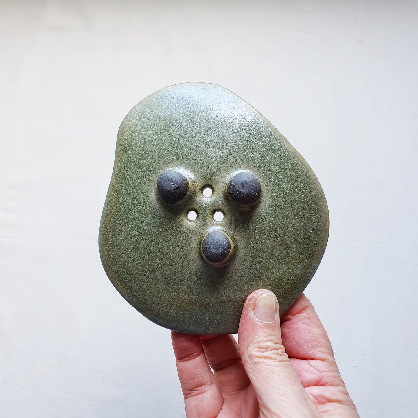 PORTA SAPONE di forma organica con piedini in gres nero di diversi colori e dimensioni