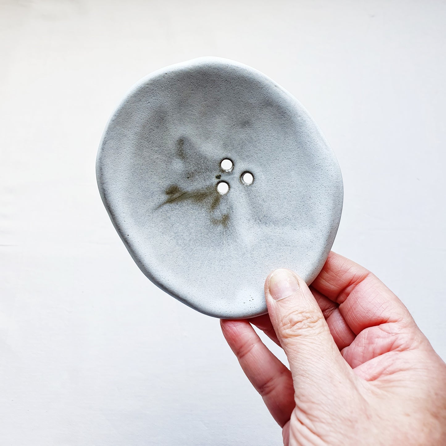 PORTA SAPONE di forma organica con piedini in gres nero di diversi colori e dimensioni