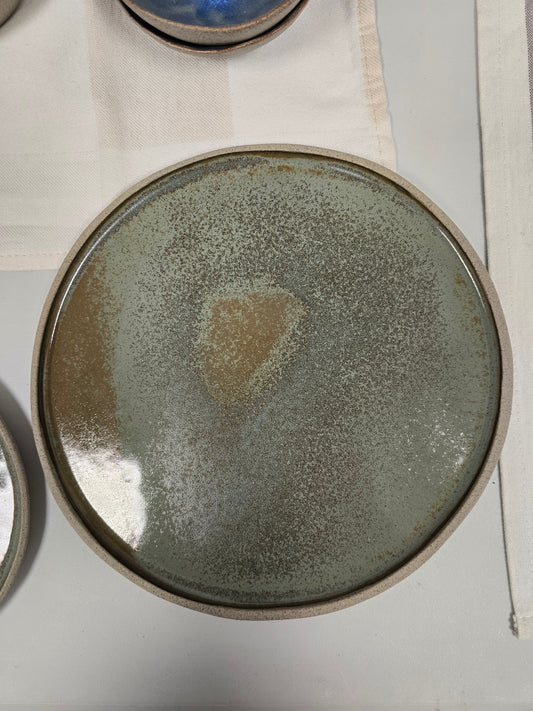 Piatto in gres grigio smaltato internamente di un grigio variegato