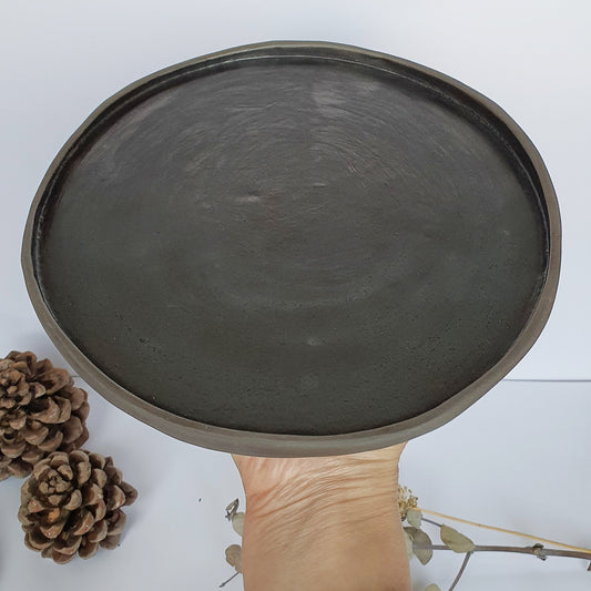 Piatto in gres nero smaltato internamente di nero semi opaco.