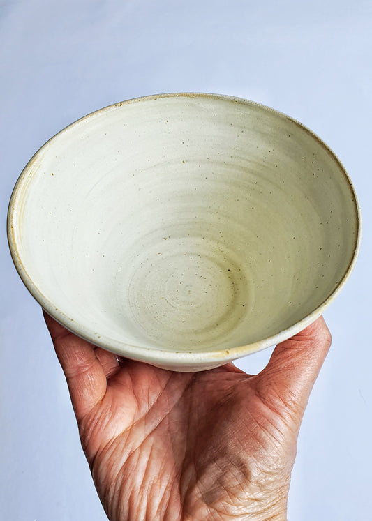 Ciotola "Alice" in gres chiaro puntinato , smaltata di bianco screziato.