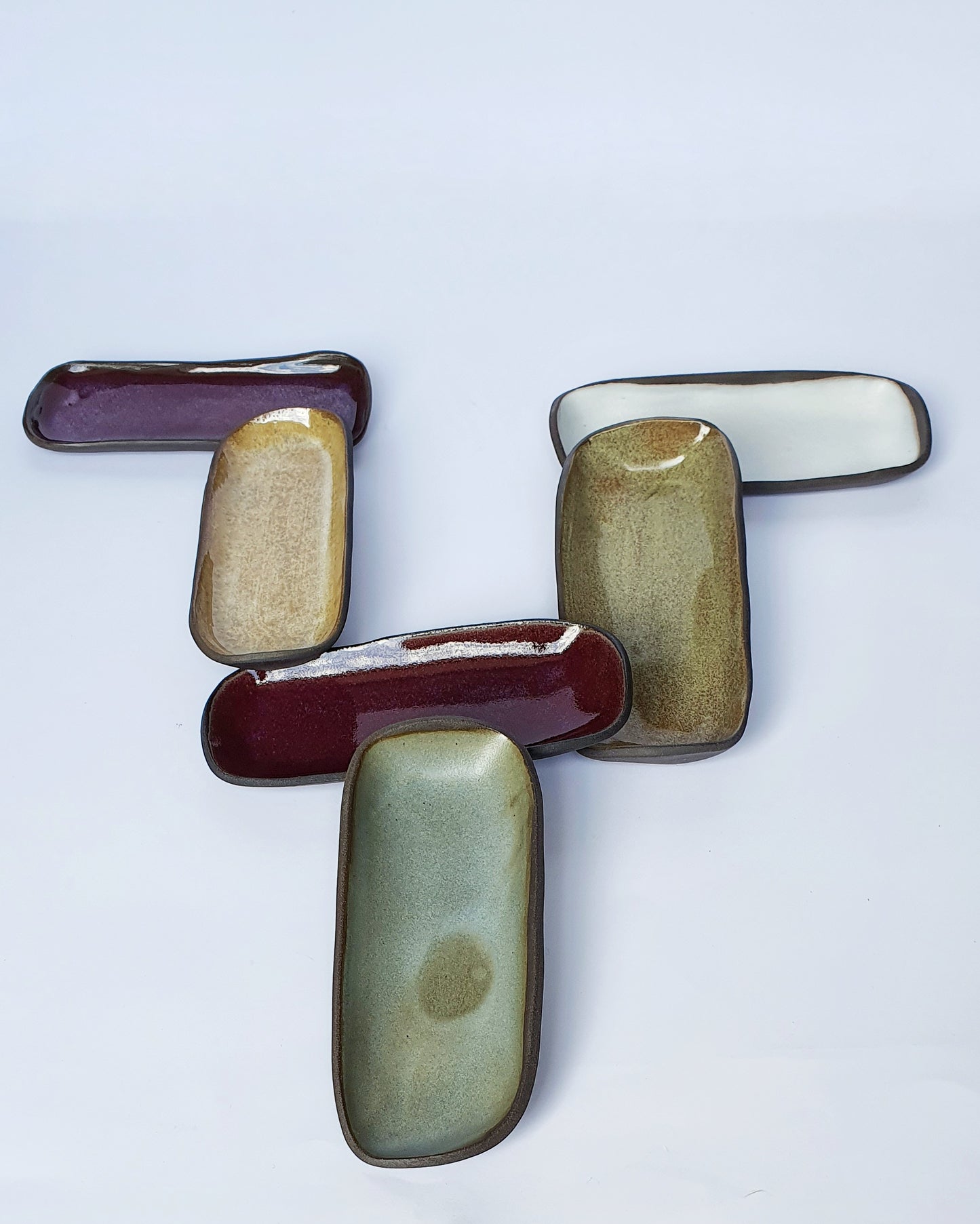 Svuotatasche in gres nero di diversi colori di 18 x 7cm.