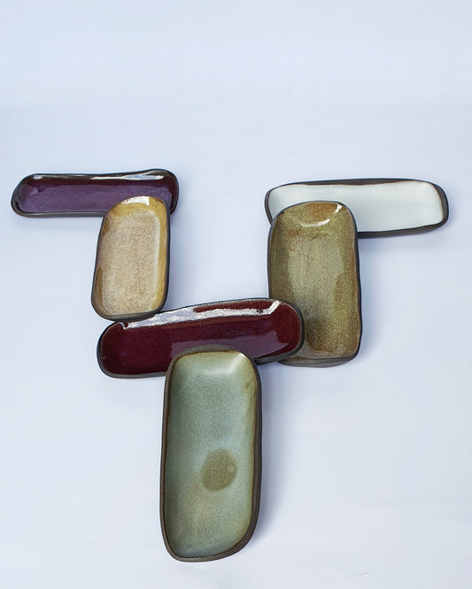 Piattini / Svuotatasche in gres nero di diversi colori di 18 x 7cm.