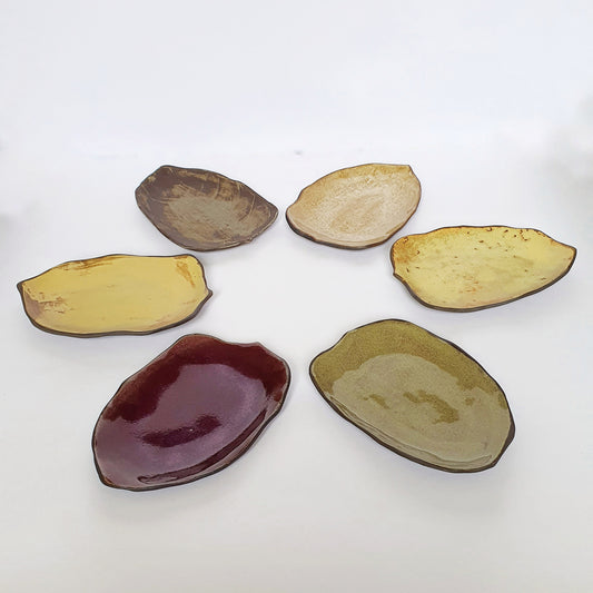 Piatti Foglia in gres nero, smaltati in vari colori