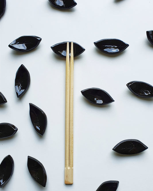 Poggia bacchette FOGLIA in gres nero. Confezione da 6 pezzi