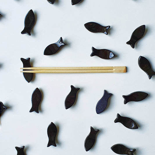 Poggia bacchette a forma di pesce in gres nero. Confezione da 6 pezzi