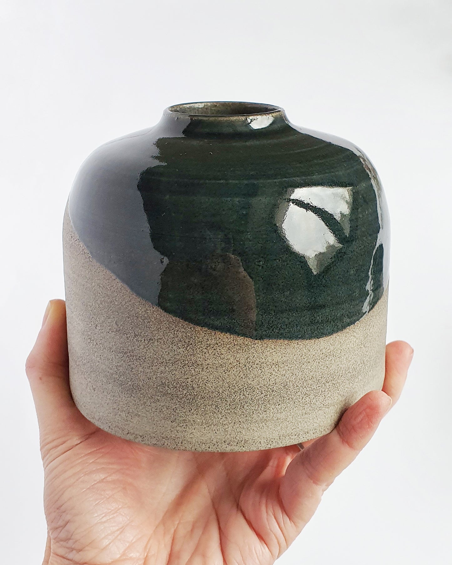 Vaso Petroleum in gres grigio smaltato color petrolio cangiante.