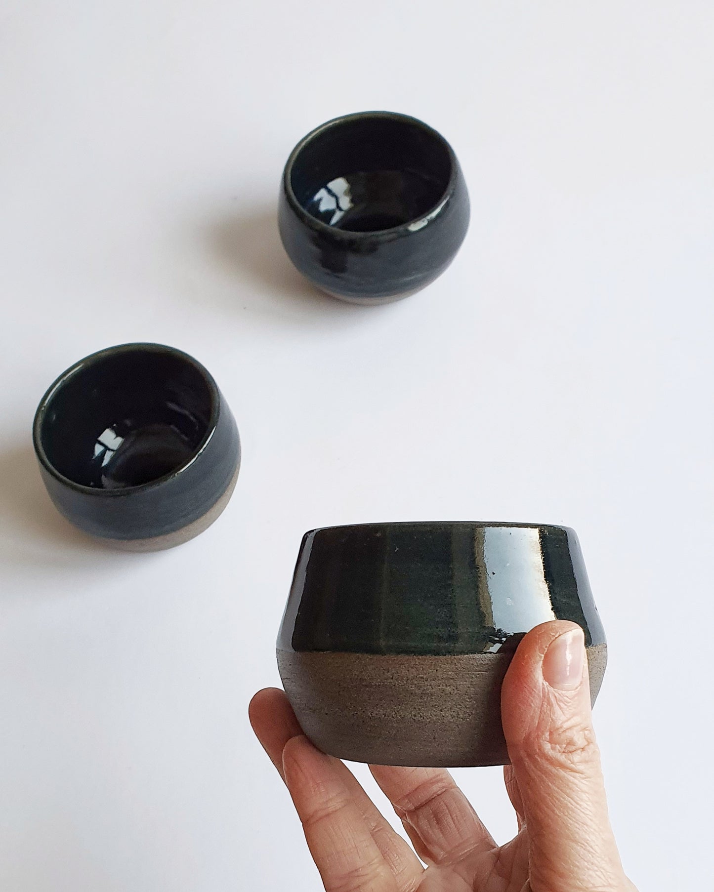 Tazza GG1 CAPPUCCINO in gres grigio , smaltata di blu/verde petrolio.