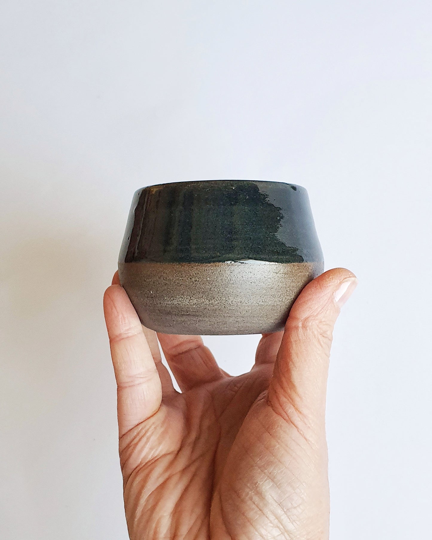Tazza GG1 CAPPUCCINO in gres grigio , smaltata di blu/verde petrolio.
