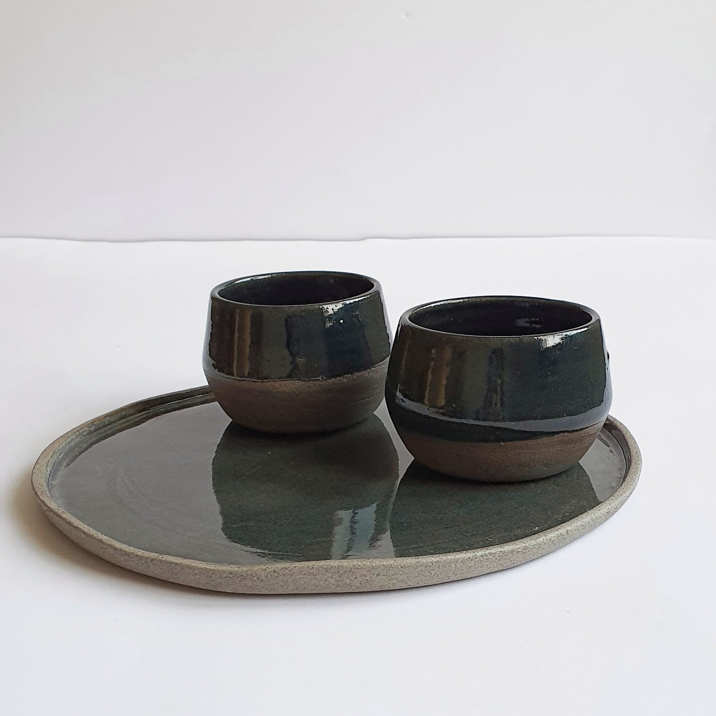 Tazza GG1 CAPPUCCINO in gres grigio , smaltata di blu/verde petrolio.