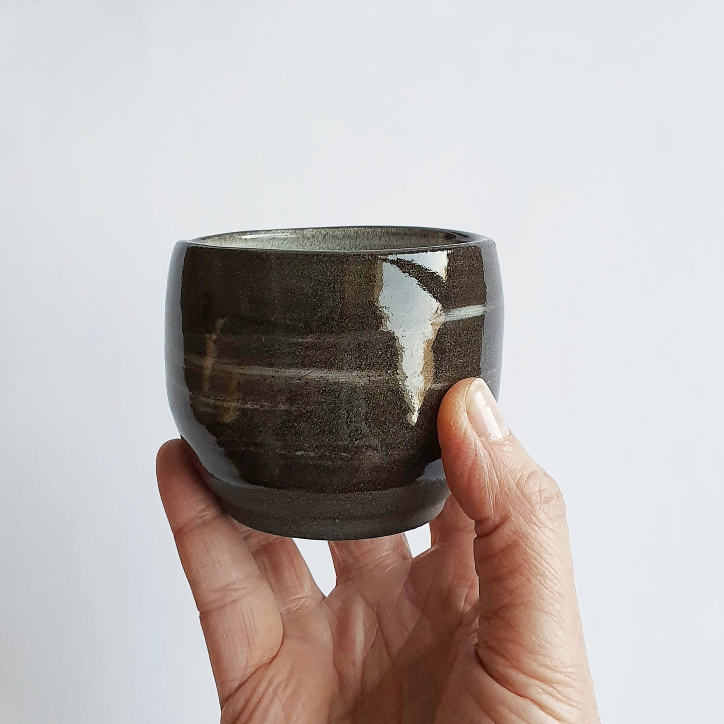 Tazza GN1 da caffè in gres nero , smaltato di bianco dentro e trasparente fuori.
